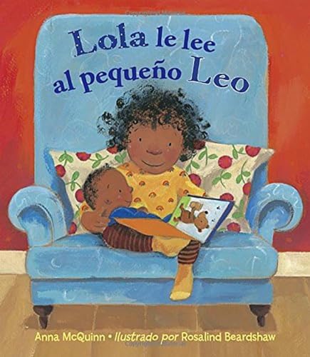 Lola le lee al pequeno Leo