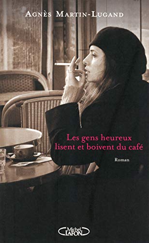 Les gens heureux lisent et boivent du cafe